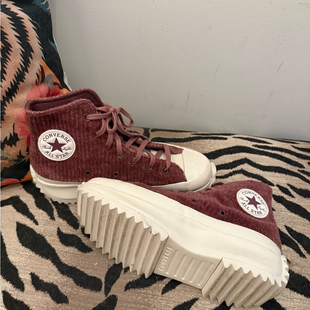 EUC Converse Chuck Taylor Women's Sneakers in Mauve and Cream - Picture 7 of 9